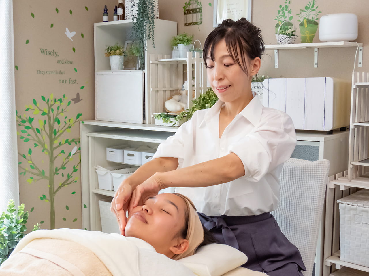 小顔矯正を行うセラピスト佐々木留美