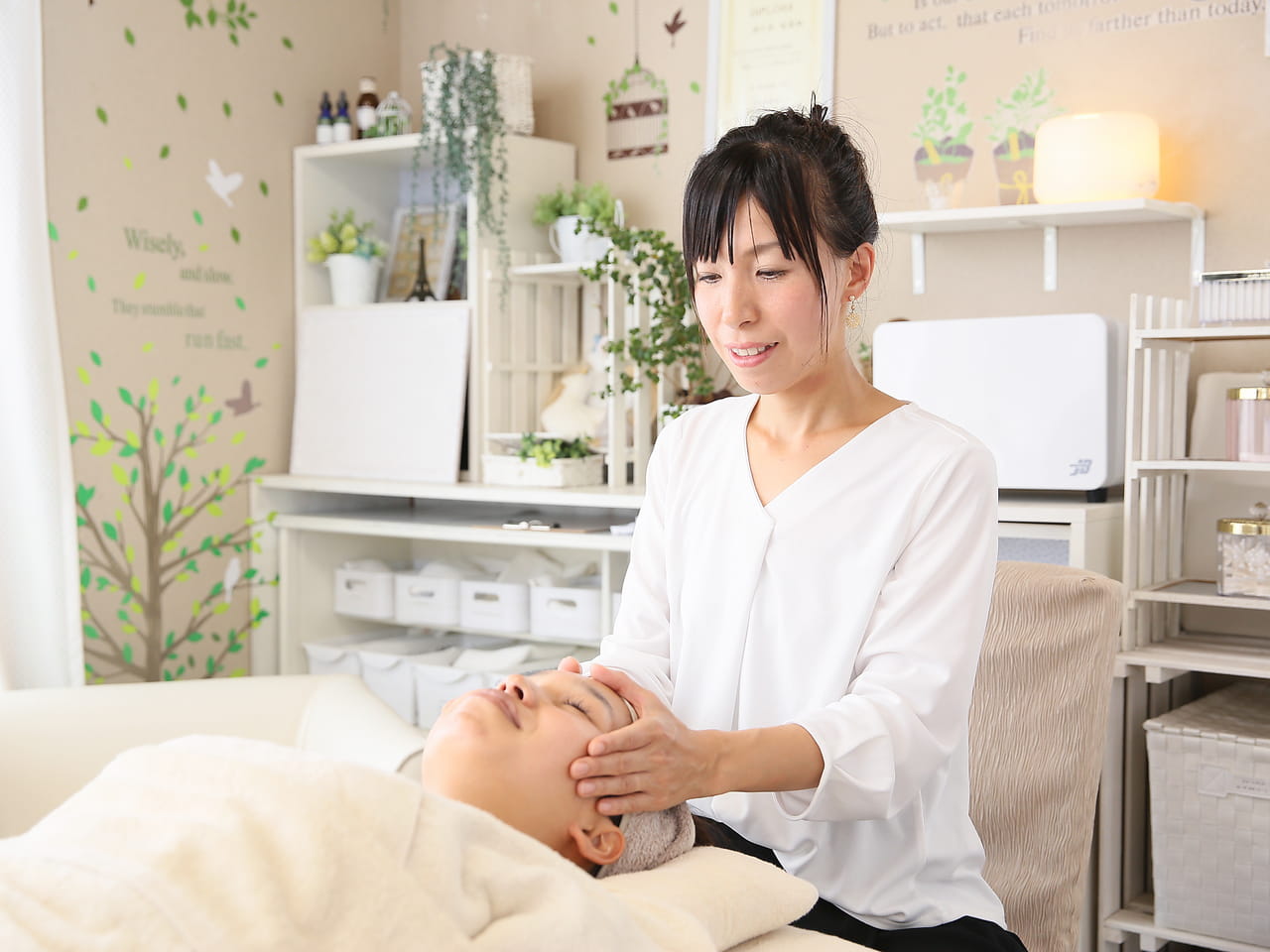 小顔矯正を行うセラピスト佐々木留美